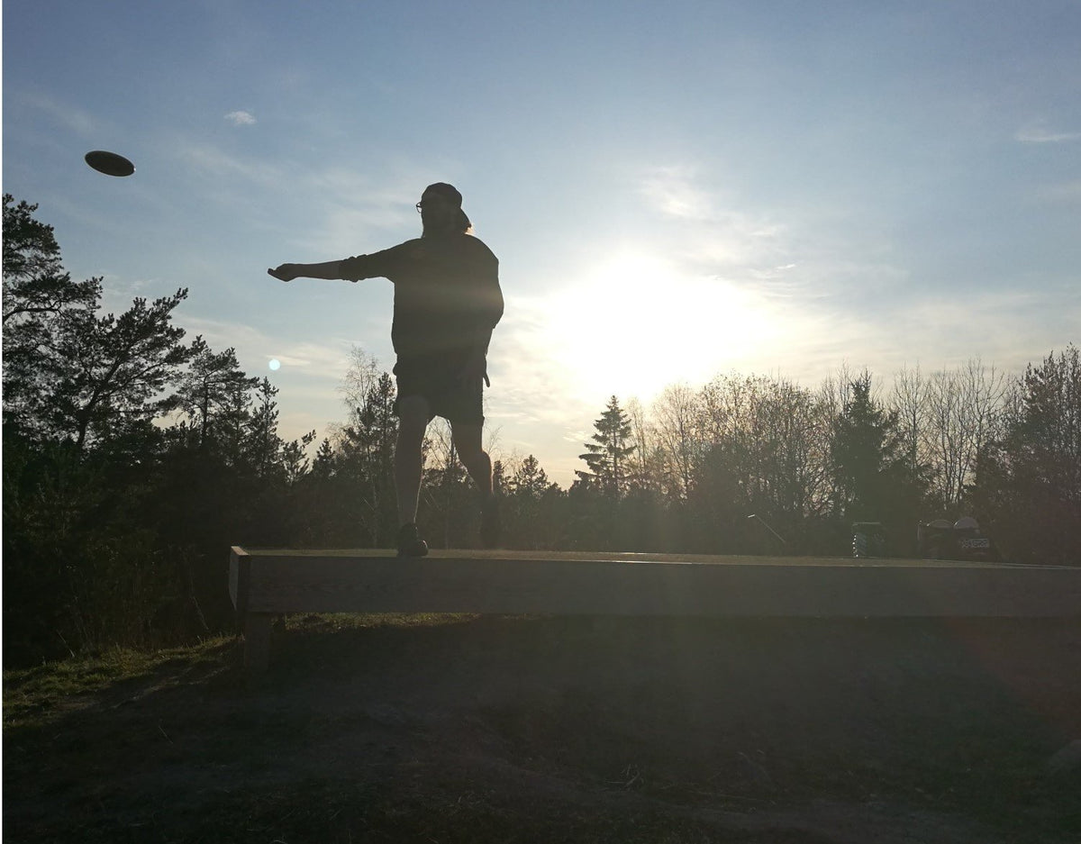 Nybörjare i discgolf. Alla måste börja nånstans och det viktiga är att ha kul och komma igång med kastandet.
